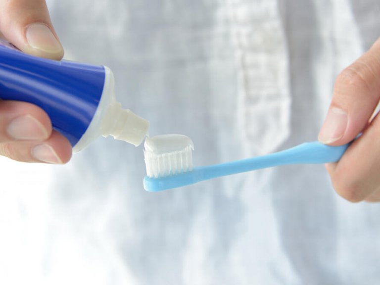 歯磨きをする人